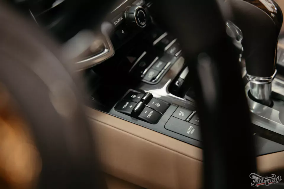 Комплексная химчистка салона и обработка кожи керамикой для Porsche Cayenne